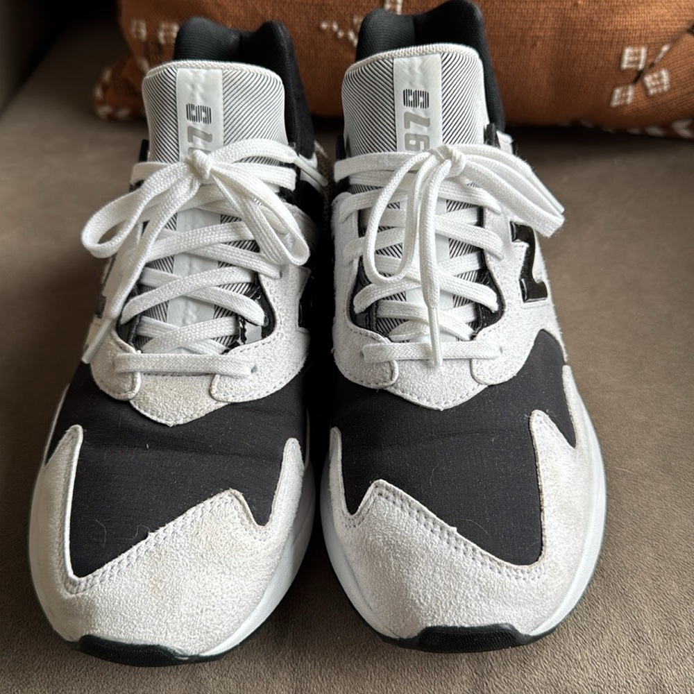 New Balance White and Black Women's Sneakers 9 - Picture 2 of 5